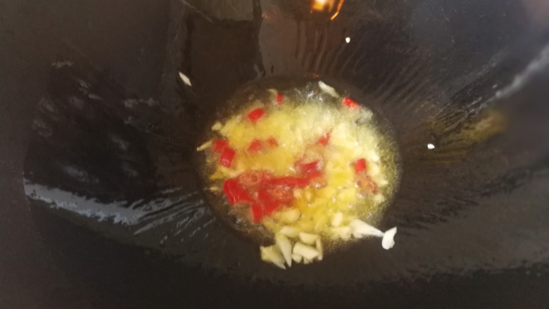 蚝油草菇炒芦笋,倒入小米椒和蒜末炒出香味