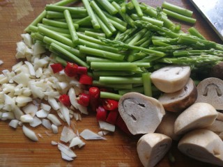蚝油草菇炒芦笋,蒜米切碎，这个菜要多放些蒜用来取出草菇里的部分土腥气，小米椒切碎。