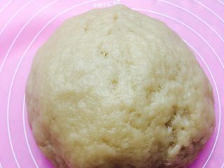 神池月饼（改良版）,面粉里倒入油和花椒水活成面团 