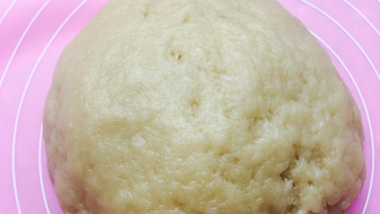 神池月饼（改良版）,面粉里倒入油和花椒水活成面团 