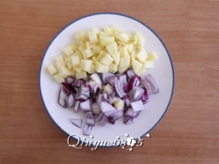 西式土豆玉米浓汤,土豆去皮切小丁；洋葱切碎。