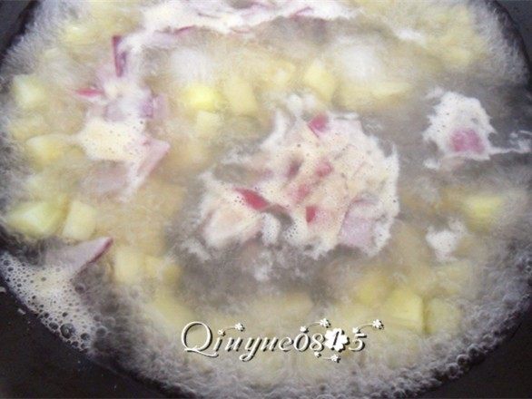 西式土豆玉米浓汤,放入适量水煮熟食材