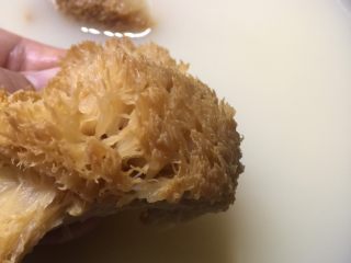 荷香蒸猴头菇鸡腿肉（附如何清洗猴头菇）,两小时后水内还是有点余温，这是开始揉搓猴头菇挤出黄水。