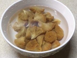 荷香蒸猴头菇鸡腿肉（附如何清洗猴头菇）,洗到猴头菇揉捏后水还是清澈的没黄水就可以了。剪去蒂部，撕成一朵朵。