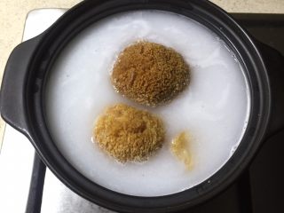 荷香蒸猴头菇鸡腿肉（附如何清洗猴头菇）,粘米水煮至30-40度。感觉比手的温度高一些但不烫手，放入猴头菇。