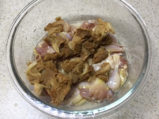 荷香蒸猴头菇鸡腿肉（附如何清洗猴头菇）,鸡腿肉去骨切小块，加入猴头菇。