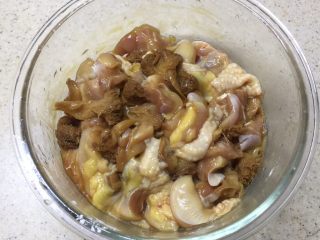 荷香蒸猴头菇鸡腿肉（附如何清洗猴头菇）,搅拌均匀腌制40分钟。