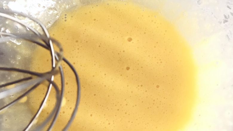 蛋黄溶豆,打发蛋黄，直到出现白点且痕迹不易消失为止