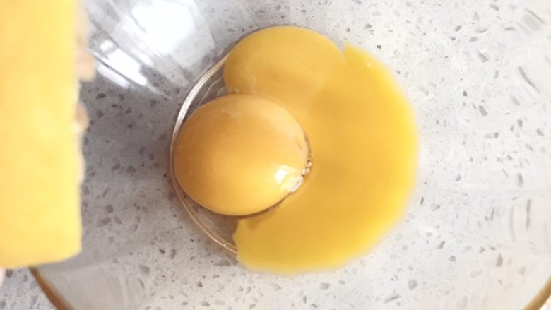 蛋黄溶豆,向蛋黄中挤入几滴柠檬去腥，不可挤多，否则做出来的溶豆口感发酸
