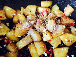 锅巴土豆,加入芝麻和适量调料包或者混合粉，二选一