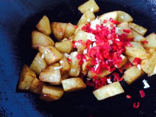 锅巴土豆,加入蒜末，辣椒末