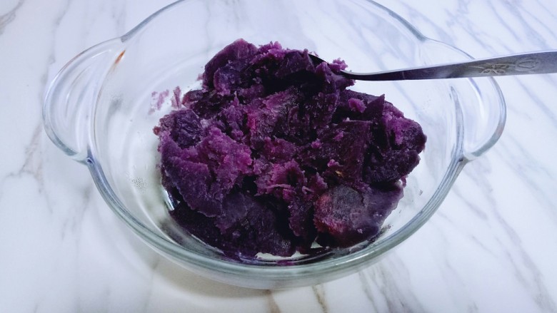 芝士紫薯球#附紫薯泥制作#,蒸熟的紫薯用勺子碾成紫薯泥。