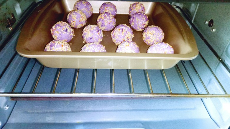 芝士紫薯球#附紫薯泥制作#,烤箱185度预热5分钟，将烤盘送进烤箱中层，上下火烤10分钟，烤好后戴上隔热手套取出。
