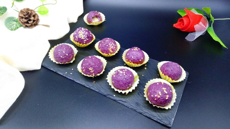 芝士紫薯球#附紫薯泥制作#,美美的开吃啦！芝麻香，紫薯甜，糯米糯，芝士拉丝，美味看得见。