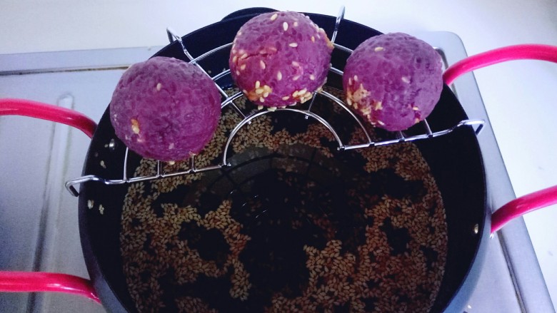 芝士紫薯球#附紫薯泥制作#,放在烤网上控油。