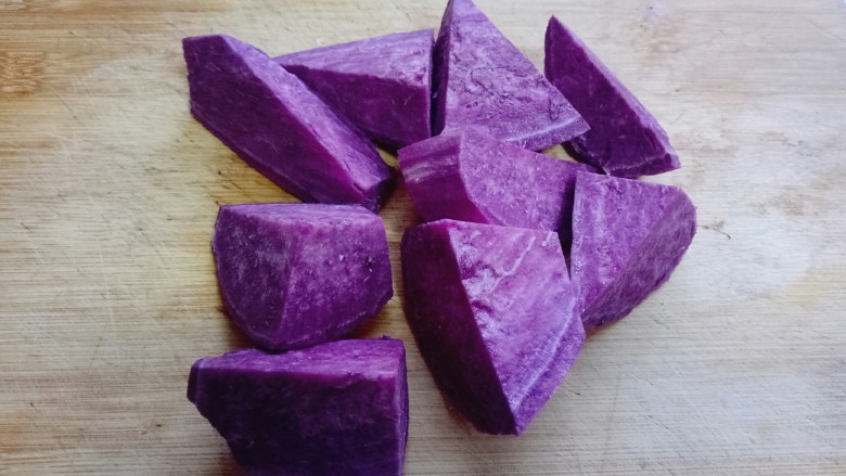 芝士紫薯球#附紫薯泥制作#,切小块，这样蒸起来熟的快，节省时间。 装入容器中，隔水蒸熟。水烧开后(约蒸了8分钟样子)