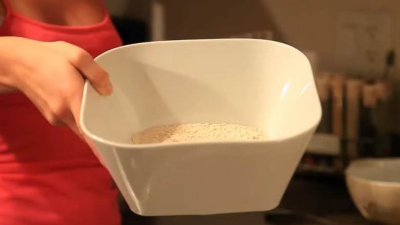 啤酒节素炸肉排,最后，在第三个碗中，加入面包糠（1 1/2杯），通用面粉（1汤匙）拌匀。