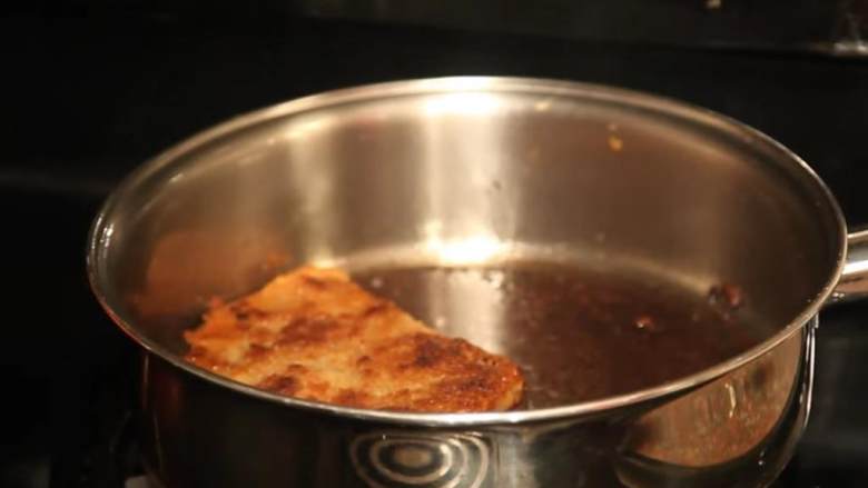 啤酒节素炸肉排,取大号厚底炸锅，加热1.7厘米-2.5厘米深的椰子油，油的深度应该能没过肉排。