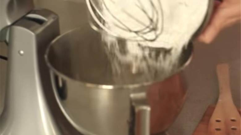 自制薄荷饼,在大碗或者立式搅拌器中，将糖粉（3杯）（过筛），蒸馏过的椰奶（3汤匙），糙米糖浆（3汤匙），椰子油（3茶匙），薄荷精华（1/2茶匙）打匀，至形成糖团。