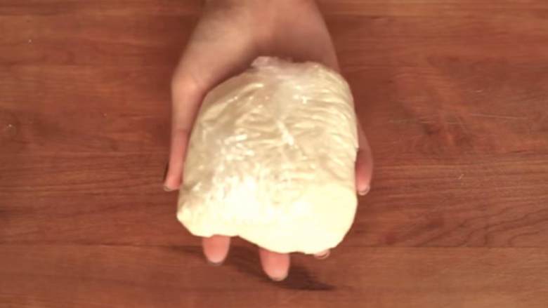 自制薄荷饼,把糖团揉成碟状，用保鲜膜包起来，冷藏30分钟-1个小时。