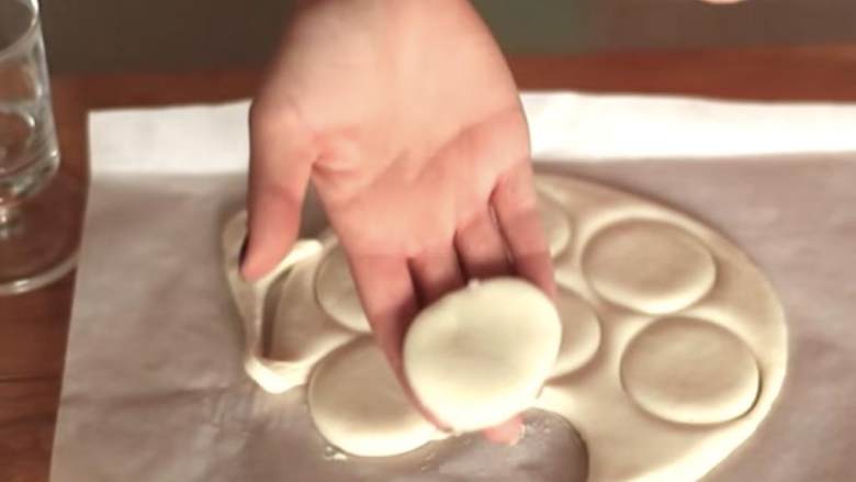自制薄荷饼,用小号曲奇切模（或者小号玻璃杯）切出圆形，放在垫了烘焙纸的烤盘上。