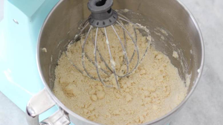 覆盆子旋涡杯子蛋糕,在立式搅拌器的搅拌碗中，或者使用手持搅拌器的话，准备一个大碗，放入通用面粉 ，细砂糖 ，泡打粉 ，盐 ，混合均匀。