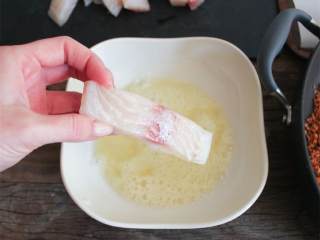 香脆鱼肉塔可配芒果莎莎和牛油果酱,把每片鱼都在蛋白中蘸一下。