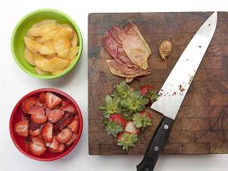 田园水果塔,预热烤箱至230摄氏度。熟透的桃 (2 个) 去皮去核，并切片，新鲜草莓 切片。