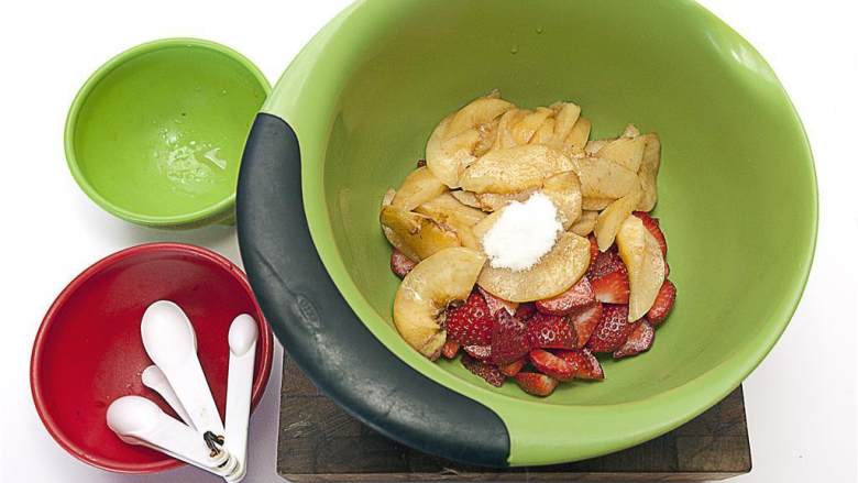 田园水果塔,在碗中混合熟透的桃 (2 个) ，新鲜草莓 ，加入细砂糖 ，香草精 ，翻拌，使水果均匀裹上料，静置，直到形成糖壳。