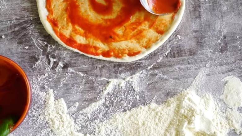 卡布里乔莎披萨,接着，在意大利式披萨用番茄酱 中放入两撮盐，用勺子搅拌，直到盐溶解，然后再加入罗勒 ( 适量) 。