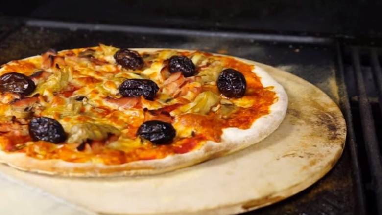 卡布里乔莎披萨,把披萨放在烤网上，300摄氏度烤10分钟，然后就可以吃啦。