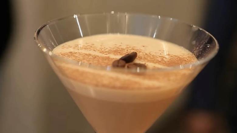 冰咖啡鸡尾酒,如果你有巧克力咖啡豆的话，可以放在酒的中心位置做装饰……