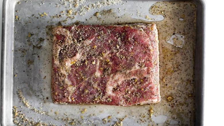 广式烧肉,1块20厘米*20厘米的带皮后片猪五花肉放在烤盘上，把向轮均匀地涂抹在猪肉的表面。