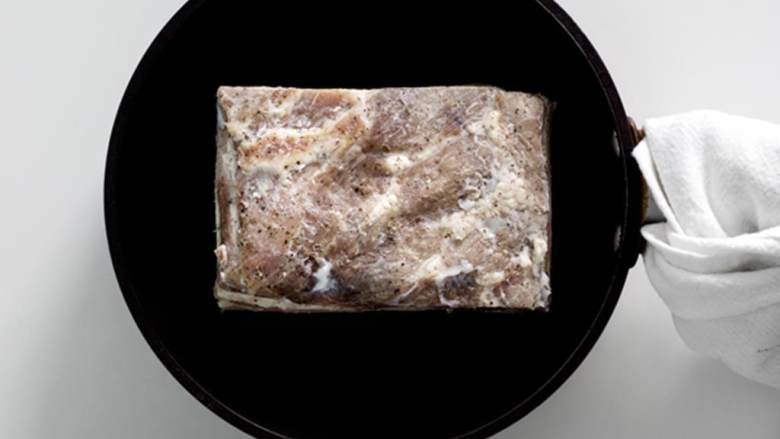 广式烧肉,取一个不粘平底锅，中高火加热，将五花肉皮朝下放入锅的中央。