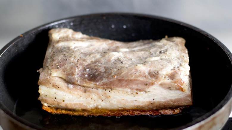 广式烧肉,到位的烧肉表皮应该是均匀起泡的，但是不焦。这需要至少15分钟，至多20分钟。你可以在中途揭开锡纸观察肉的状态，检查猪皮是否充分起泡了。