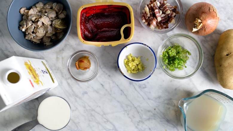 辣味韩式蛤蜊浓汤,边长5厘米的咸肉 一块，小洋葱 ，芹菜 切成小丁。大号的糯土豆 切成小块，分成两份。