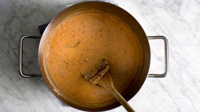 辣味韩式蛤蜊浓汤,不断搅拌，直到混合物微微煮开，且辣酱和味增充分溶解。盖上锅盖，转为小火，炖煮20分钟。