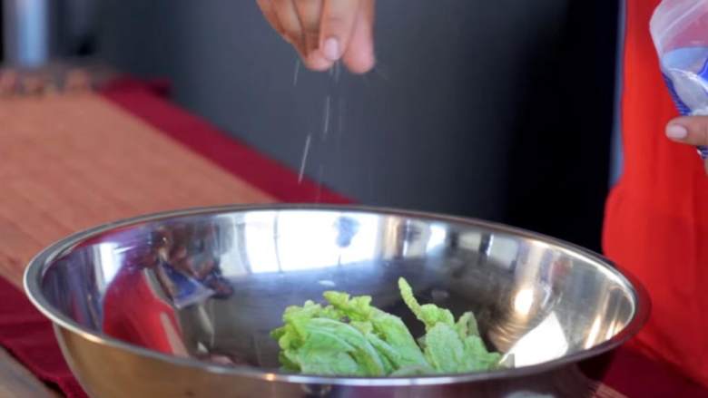 韩国泡菜,加入海盐 ，用干净的手按摩均匀，并轻柔地挤压出水分，大约需要1分钟，静置30分钟。