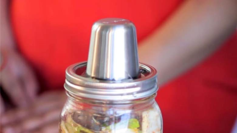 韩国泡菜,在梅森罐上安装上Kraut Source的专用盖子。