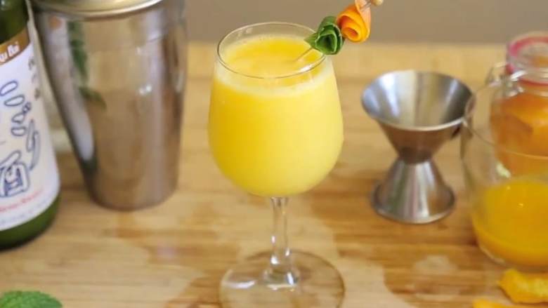 香橙朱利叶斯,把鸡尾酒过滤到玻璃杯中，放上橙皮和薄荷枝 做装饰，可以享用啦。