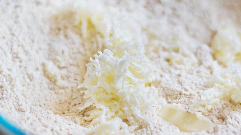 辣味全麦切达芝士司康,把黄油从冰箱中取出。磨碎后加入到面粉混合物中。