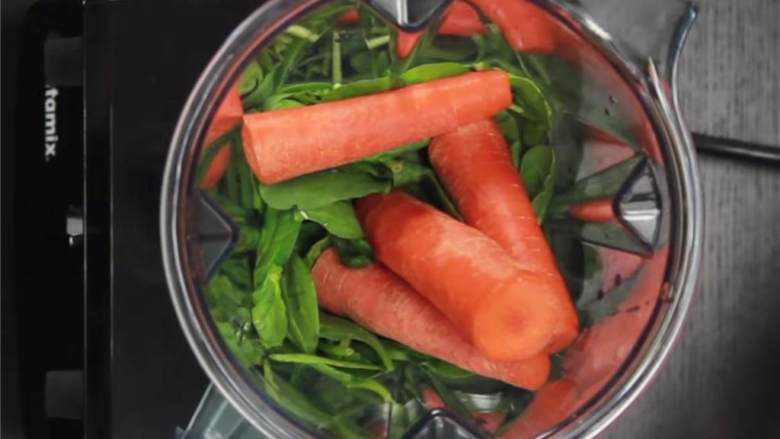 Giada的清晨问候果蔬汁,胡萝卜 去皮并洗干净，把冰的纯净水 ，小菠菜 和胡萝卜放入搅拌机中。