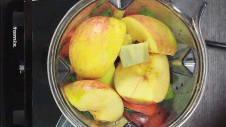 Giada的清晨问候果蔬汁,苹果 去皮，对半切开，芹菜 切段，加入搅拌机中；加入柠檬 的汁。