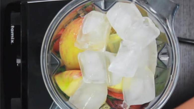 Giada的清晨问候果蔬汁,生姜段 去皮切片，和冰块 一起放入搅拌机中，盖上盖子。