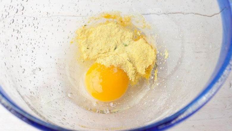干脆面,混合大号鸡蛋 ，拉面调料 ，水 ，加入面条，混合均匀。