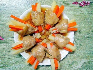 胡萝卜土豆酿鸡翅,把姜葱拣出来，不要
