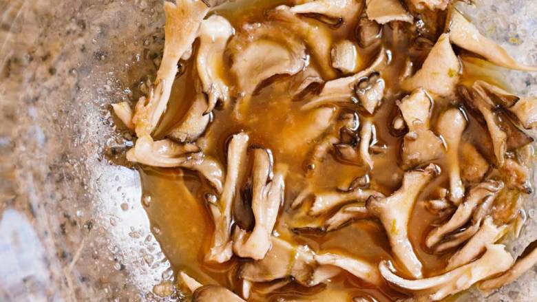 芝麻梅子蔬菜渍配荞麦冷面,把蘑菇放入第二步的调制醋中，使其均匀裹上醋。