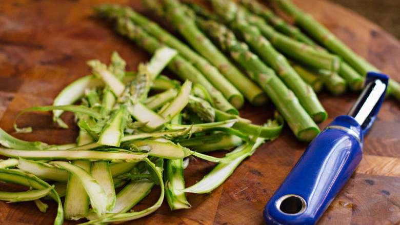 芝麻梅子蔬菜渍配荞麦冷面,芦笋 清洗干净并去除下端老的部分。用刨刀把芦笋刨成长长的薄片。