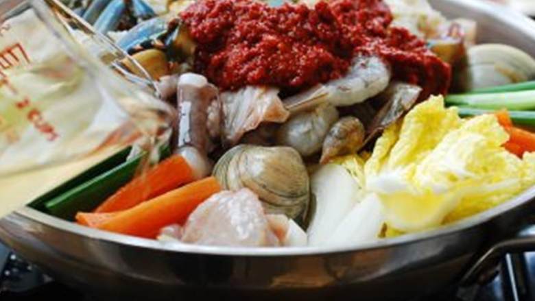 辣味海鲜火锅,最后盖上豆芽菜，中高火炖煮，直到蛤蜊开口，鱼肉都熟透，蔬菜变软。淋上新鲜柠檬汁 （选用）。