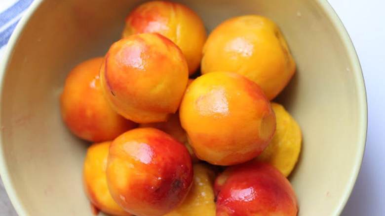 桃子奶油派,预热烤箱至230摄氏度。把新鲜桃子 在热水中汆烫2分钟，然后沥干水分，冷却；现在就可以很轻松地剥掉皮了，然后去核。